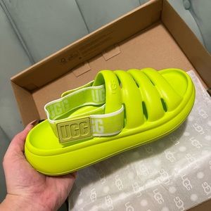 NEW UGG’s sandal or slide with its detachable, logo-print backstrap